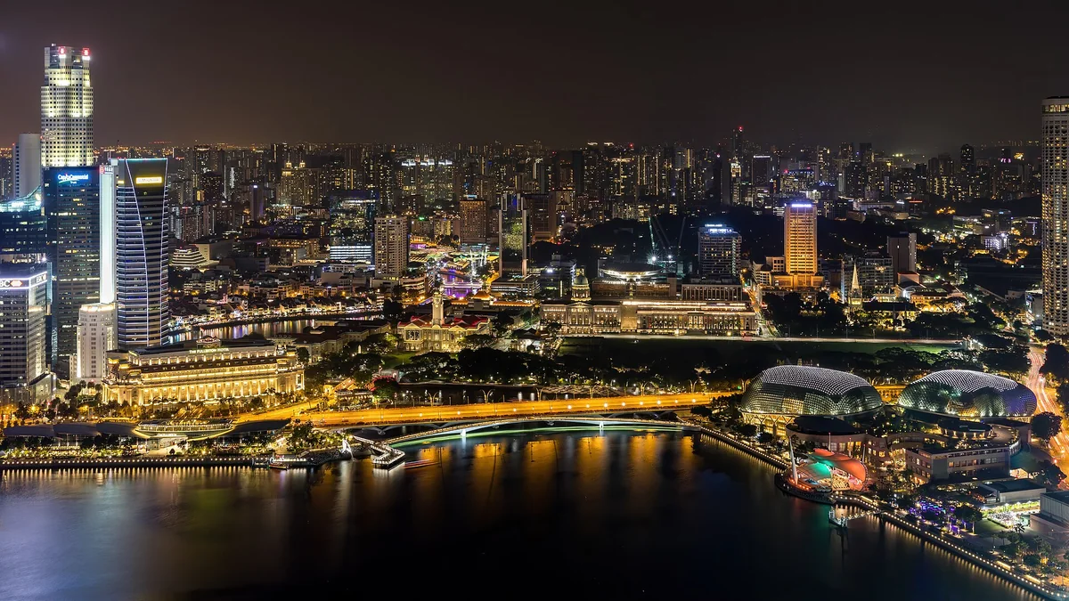 新加坡中央商务区夜间天际线,办公楼与酒店灯光连成一片