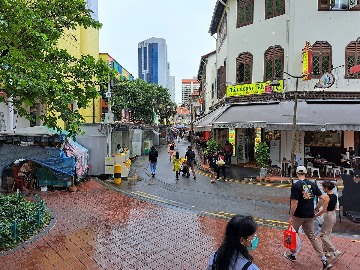 白天的新加坡牛车水街区，店屋与行人往来的街道