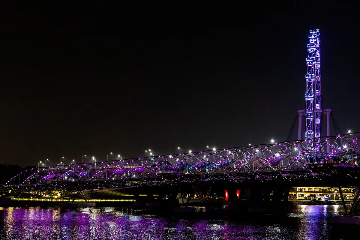 夜晚的双螺旋桥步道,桥身灯光照亮公共步行通道