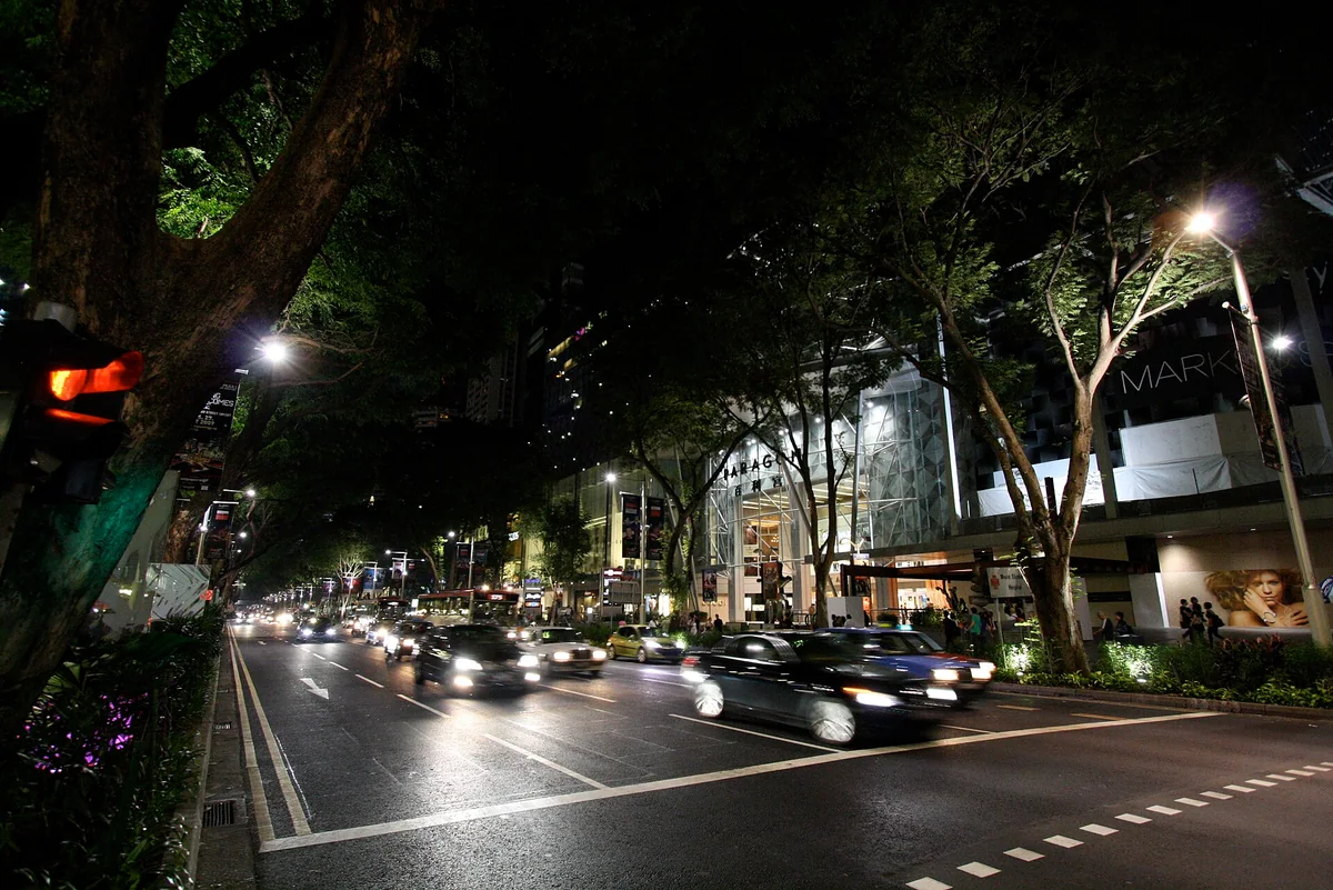 夜晚的乌节路购物街,商场招牌与路灯照亮人行道